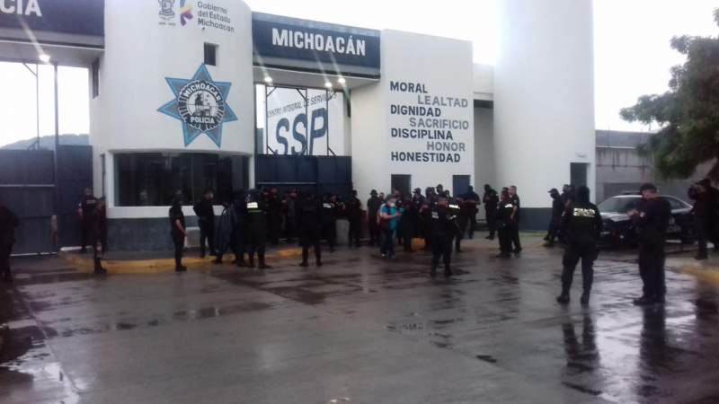 Policía Michoacán hace paro de labores en Apatzingán, Michoacán; Silvano Aureoles no les ha pagado prestaciones  