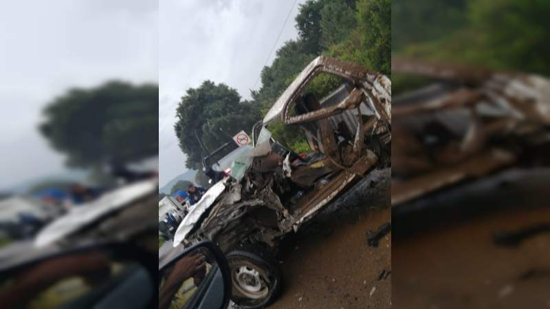 Encontronazo entre camión y camioneta en la rúa Carapan-Uruapan; hay un muerto 