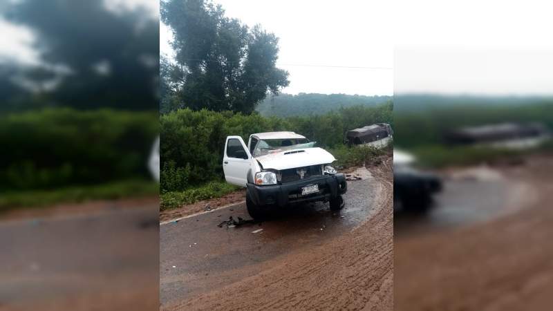 Encontronazo entre camión y camioneta en la rúa Carapan-Uruapan; hay un muerto 
