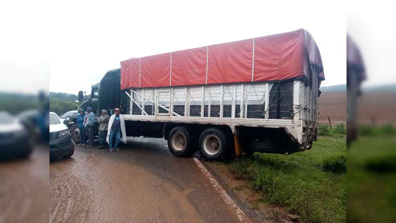 Encontronazo entre camión y camioneta en la rúa Carapan-Uruapan; hay un muerto 