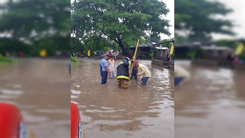  Fuerte lluvia ocasiona severas inundaciones en Nueva Italia, municipio de Múgica 