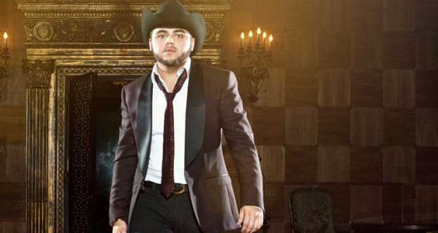 Gerardo Ortiz  se presenta ante Fiscalía de Jalisco 
