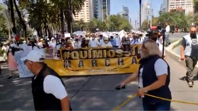 Padres de niños con cáncer marchan al Zócalo 