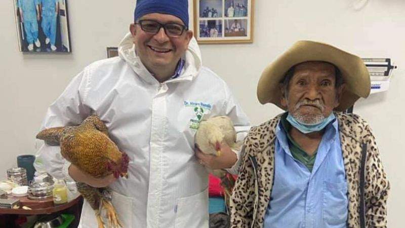Fallece médico que recibía gallinas y huevos a cambio de operaciones en Bolivia 