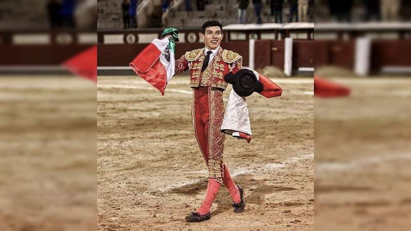 El moreliano Isaac Fonseca recibe los parabienes  en la cima del escalafón en el Día del Novillero 