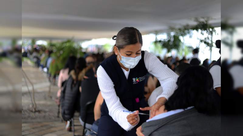 Libran vacunadores la otra guerra contra el COVID-19