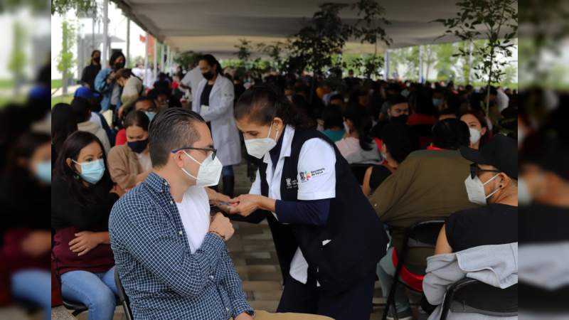Libran vacunadores la otra guerra contra el COVID-19