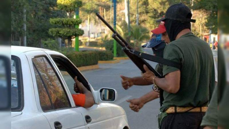 Criminales instalan retén para extorsionar conductores en la carretera Apatzingán - Buenavista 