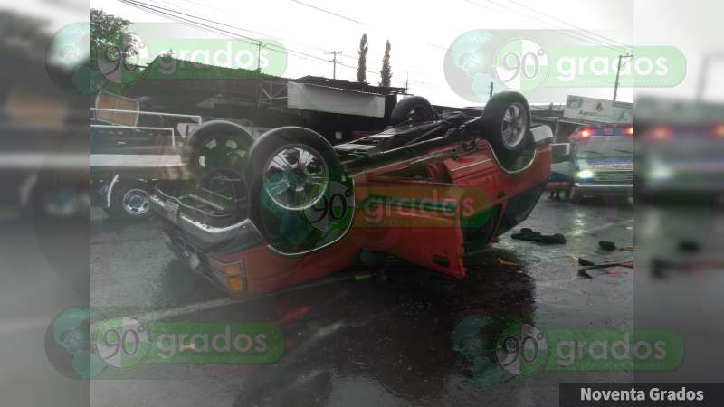 Vuelca camioneta en la “Curva del Diablo” de Uruapan, Michoacán; hay 4 heridos 