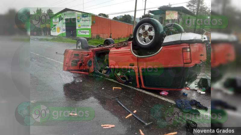 Vuelca camioneta en la “Curva del Diablo” de Uruapan, Michoacán; hay 4 heridos 