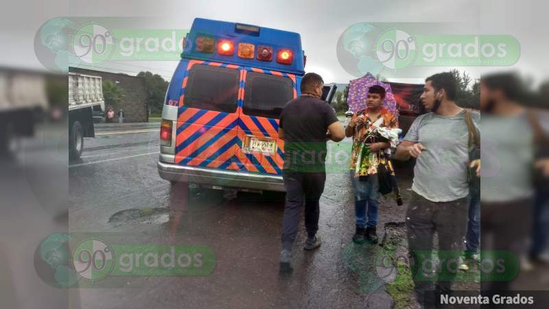 Vuelca camioneta en la “Curva del Diablo” de Uruapan, Michoacán; hay 4 heridos 