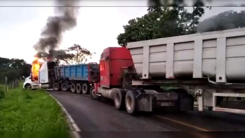 Carteles Unidos quema camiones en la carretera Tepalcatepec – Coalcomán, ante ofensiva de rivales 