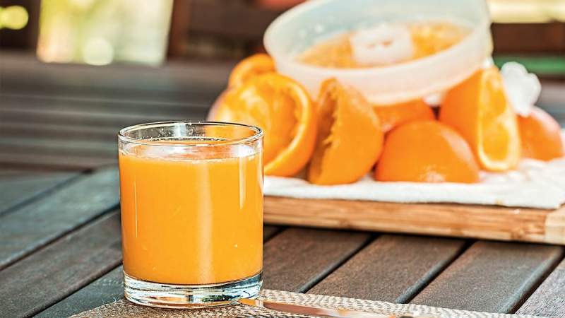 Experta de la UNAM asegura que tomar jugos no es sano 