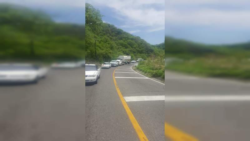 Asaltan a conductores en la carretera Uruapan - Lázaro Cárdenas 