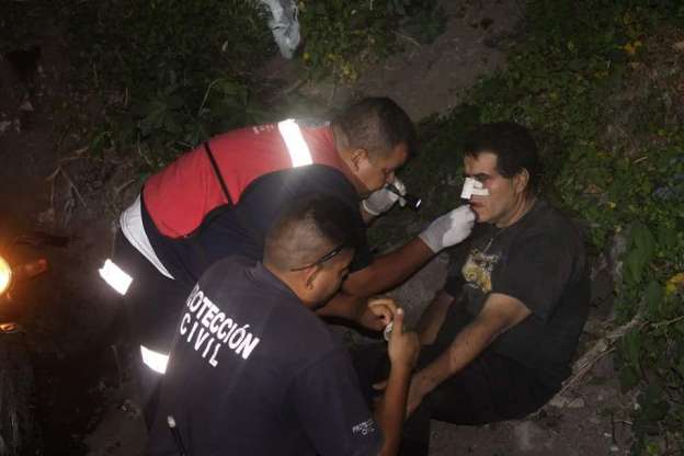 Motociclista ebrio cae de puente, en Apatzingán, Michoacán  - Foto 0 