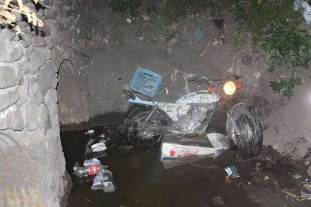 Motociclista ebrio cae de puente, en Apatzingán, Michoacán  - Foto 1 