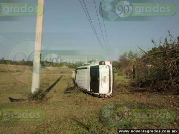 Lesionadas una mujer y tres menores tras volcadura en Apatzingán, Michoacán - Foto 1 