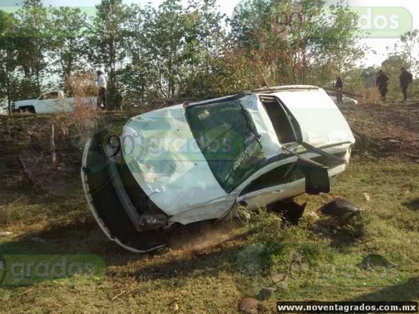 Lesionadas una mujer y tres menores tras volcadura en Apatzingán, Michoacán - Foto 2 