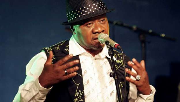 Cantante de rumba muere en pleno concierto  