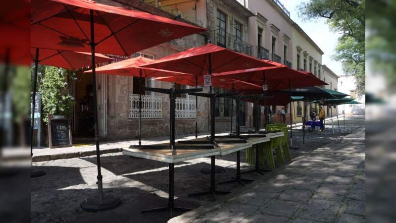 Retiran sillas y mesas de 5 establecimientos del Jardín de las Rosas en Morelia 