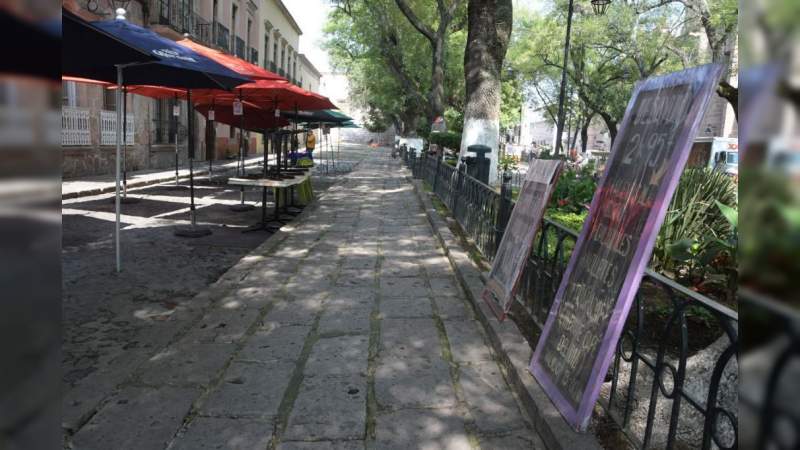 Retiran sillas y mesas de 5 establecimientos del Jardín de las Rosas en Morelia 