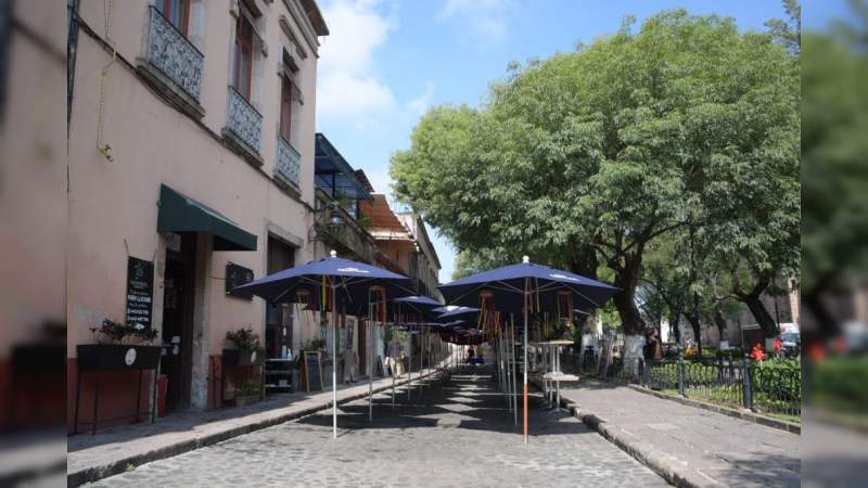 Retiran sillas y mesas de 5 establecimientos del Jardín de las Rosas en Morelia 