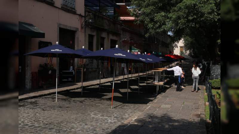 Retiran sillas y mesas de 5 establecimientos del Jardín de las Rosas en Morelia 