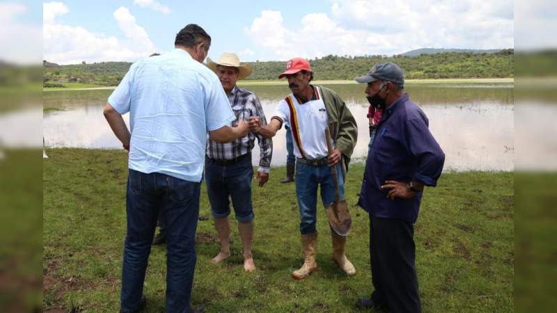 Siembra Desarrollo Rural de Morelia, 57 mil carpas en Teremendo de los Reyes 
