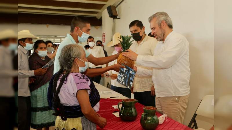 Bedolla convoca a artesanos para reposicionar las marcas colectivas de Michoacán