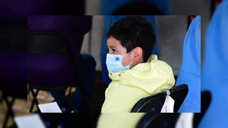 Casos de coronavirus en niños y adolescentes aumentan 400% 