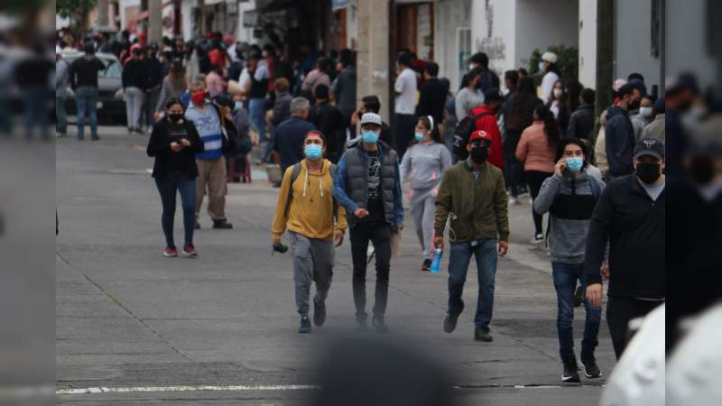 Largas filas para recibir la vacuna anti COVID-19 en Morelia