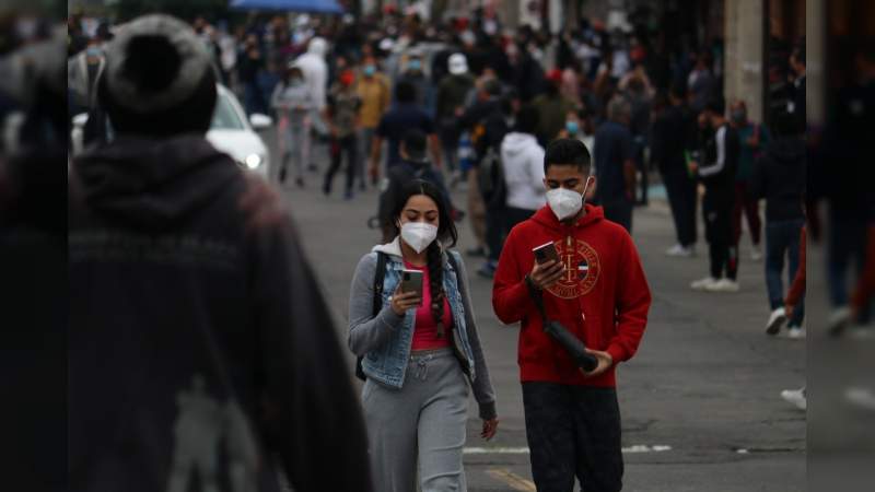 Largas filas para recibir la vacuna anti COVID-19 en Morelia