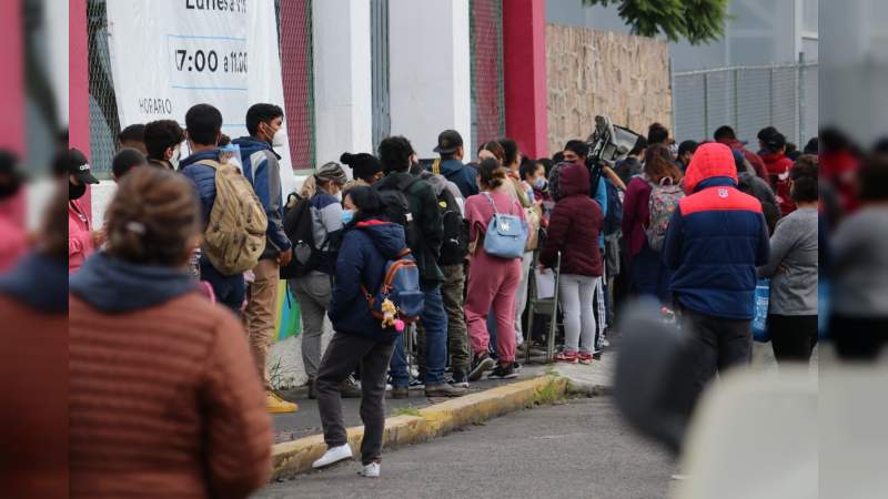 Largas filas para recibir la vacuna anti COVID-19 en Morelia