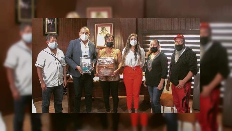 Colectivo LGBTTTIQ+ entrega reconocimiento al alcalde Luis Manuel Magaña en Uruapan, Michoacán