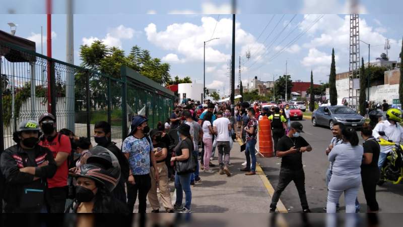 Sacan a joven de la fila de vacunación para evitar trifulca 