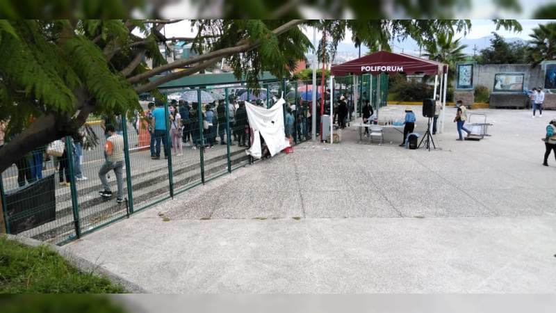 Joven de 19 años se desmaya antes de recibir la vacuna 