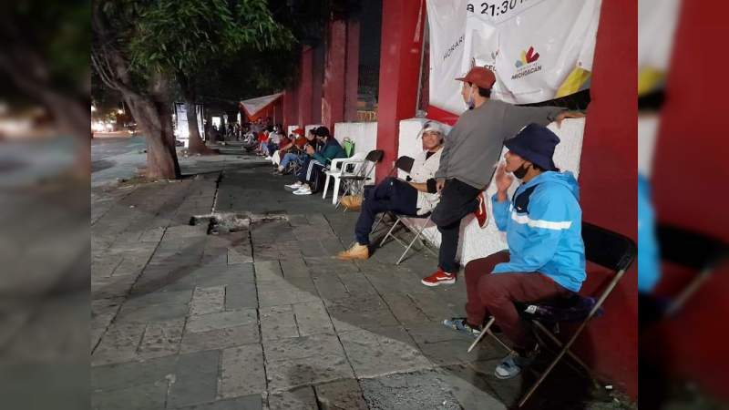 Acampan afuera del Venustiano Carranza para esperar la vacuna 