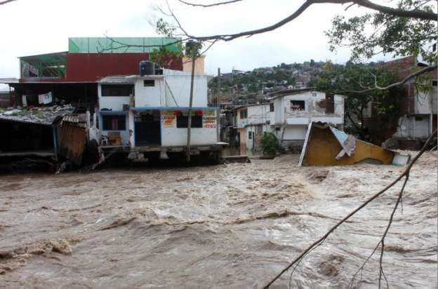 Se desborda río y muere un niño de 11 años en Guerrero 