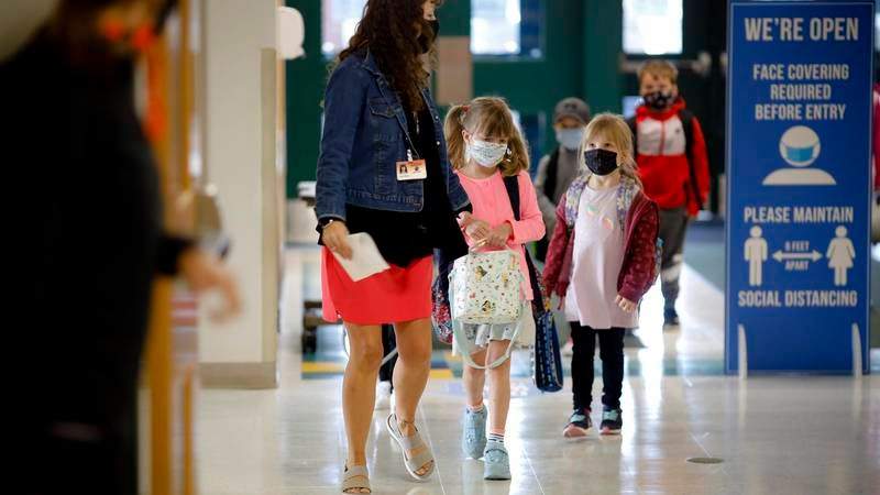 Dan marcha atrás las escuelas en EU y detienen las clases presenciales tras avance del Covid-19 