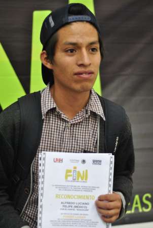 Joven mexicano ganador del primer lugar por su cartel “Educación” - Foto 0 