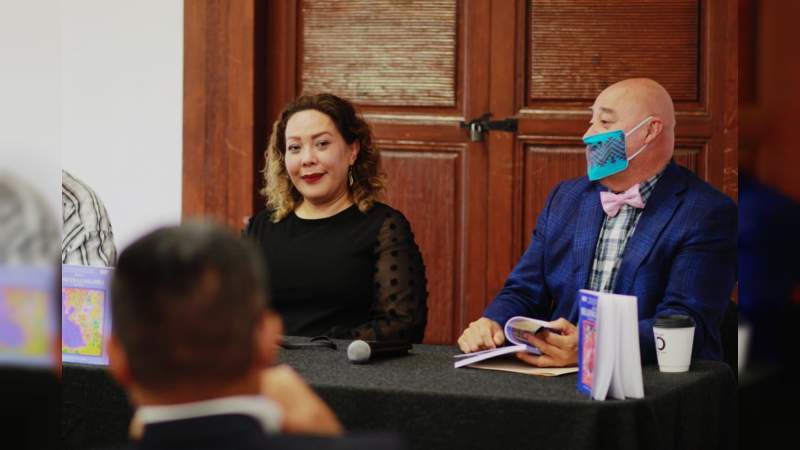 Presentan escritores uruapenses los poemarios “Mi Voz en la Palabra” y “El Lenguajero” 
