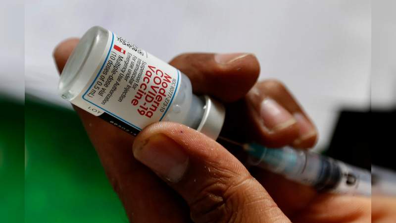 Estudio revela que la vacuna anticovid de Moderna logra generar más anticuerpos que la de Pfizer 