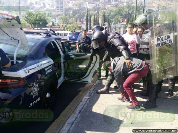 Destrozos y detenidos, saldo de boicot de normalistas y CNTE a la visita de Aurelio Nuño - Foto 2 