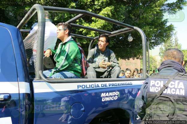 Destrozos y detenidos, saldo de boicot de normalistas y CNTE a la visita de Aurelio Nuño - Foto 3 