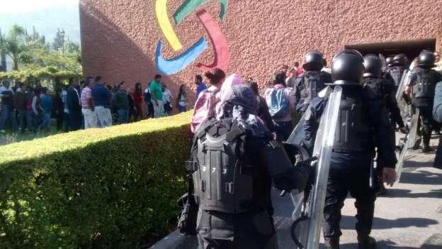 Se enfrentan integrantes de la CNTE contra GOES  