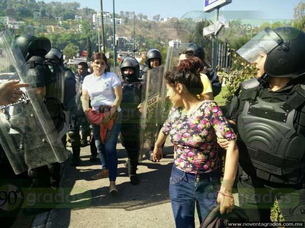 44 detenidos, 2 patrullas destrozadas y varios lesionados, deja enfrentamiento entre CNTE, normalistas y SSP - Foto 2 