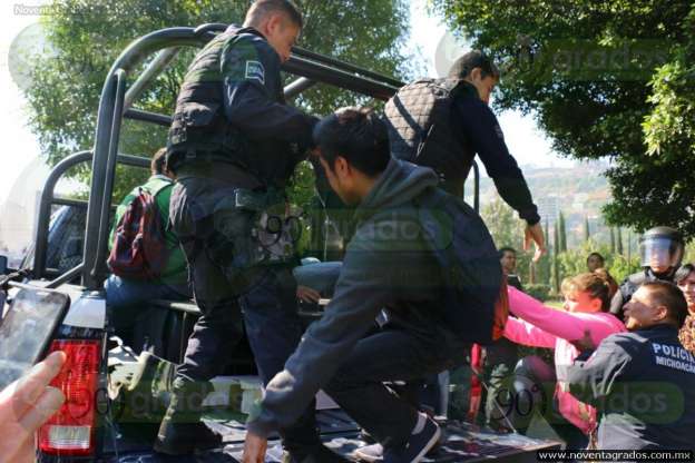 44 detenidos, 2 patrullas destrozadas y varios lesionados, deja enfrentamiento entre CNTE, normalistas y SSP - Foto 8 