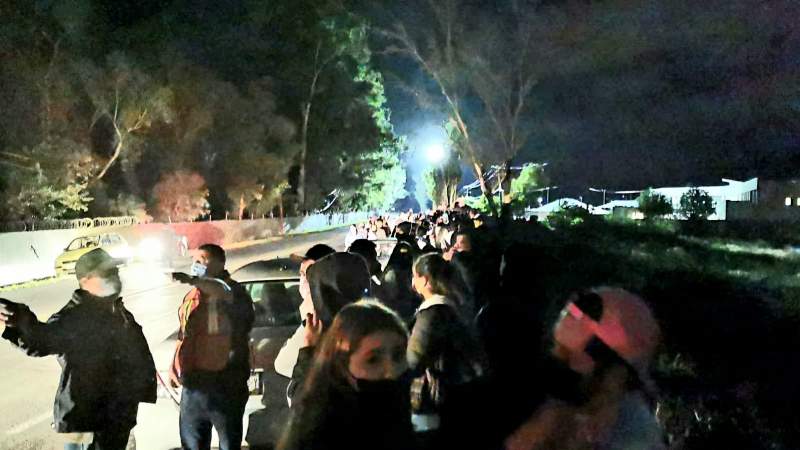 Formados para vacunarse contra COVID-19 a la orilla de la carretera en Zamora, Michoacán 