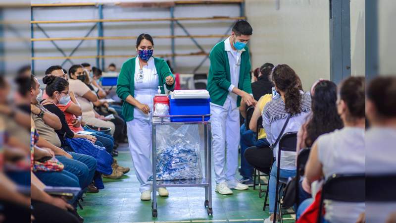 Supervisan Campos Equihua y Roberto Pantoja jornada de vacunación Covid-19 en Uruapan 