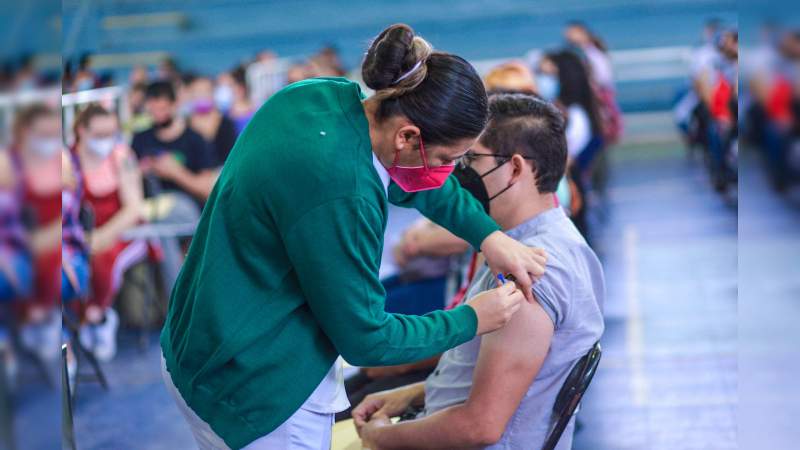Supervisan Campos Equihua y Roberto Pantoja jornada de vacunación Covid-19 en Uruapan 